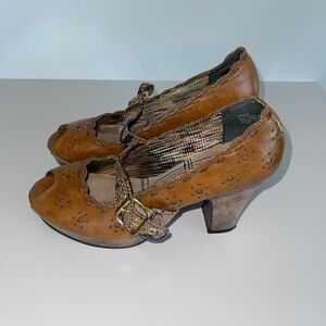 Bobbi Blu Peep Toe Leather Mixed Pattern Buckle‎ Heels Size 7.5